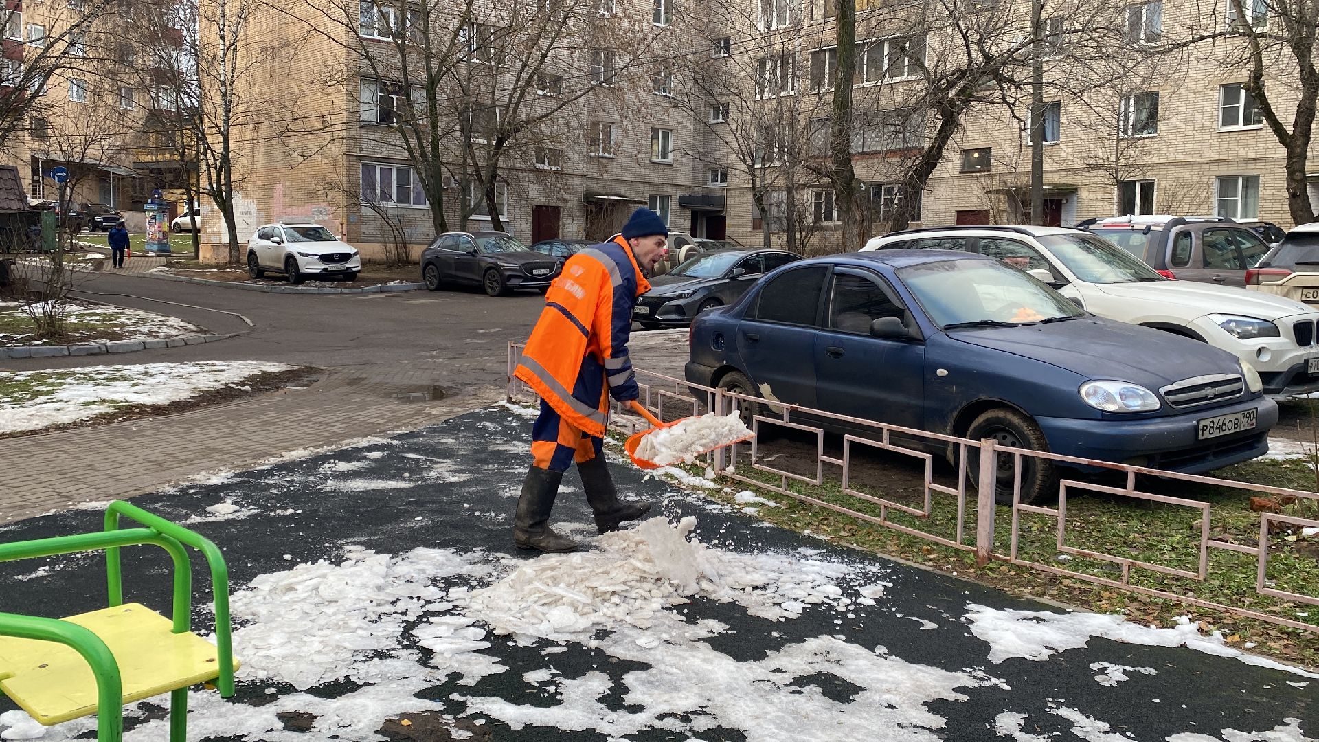 уборка двора, лед, Истра, детская площадка, вертикалки,