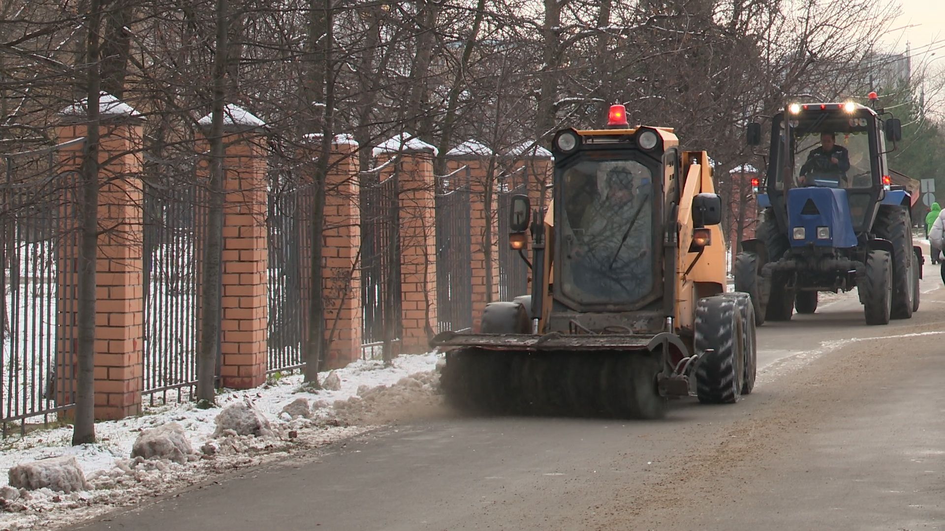 Реутов, вертикалки, ЖКХ, уборка города, песок, снег, трактор, навесное оборудование,