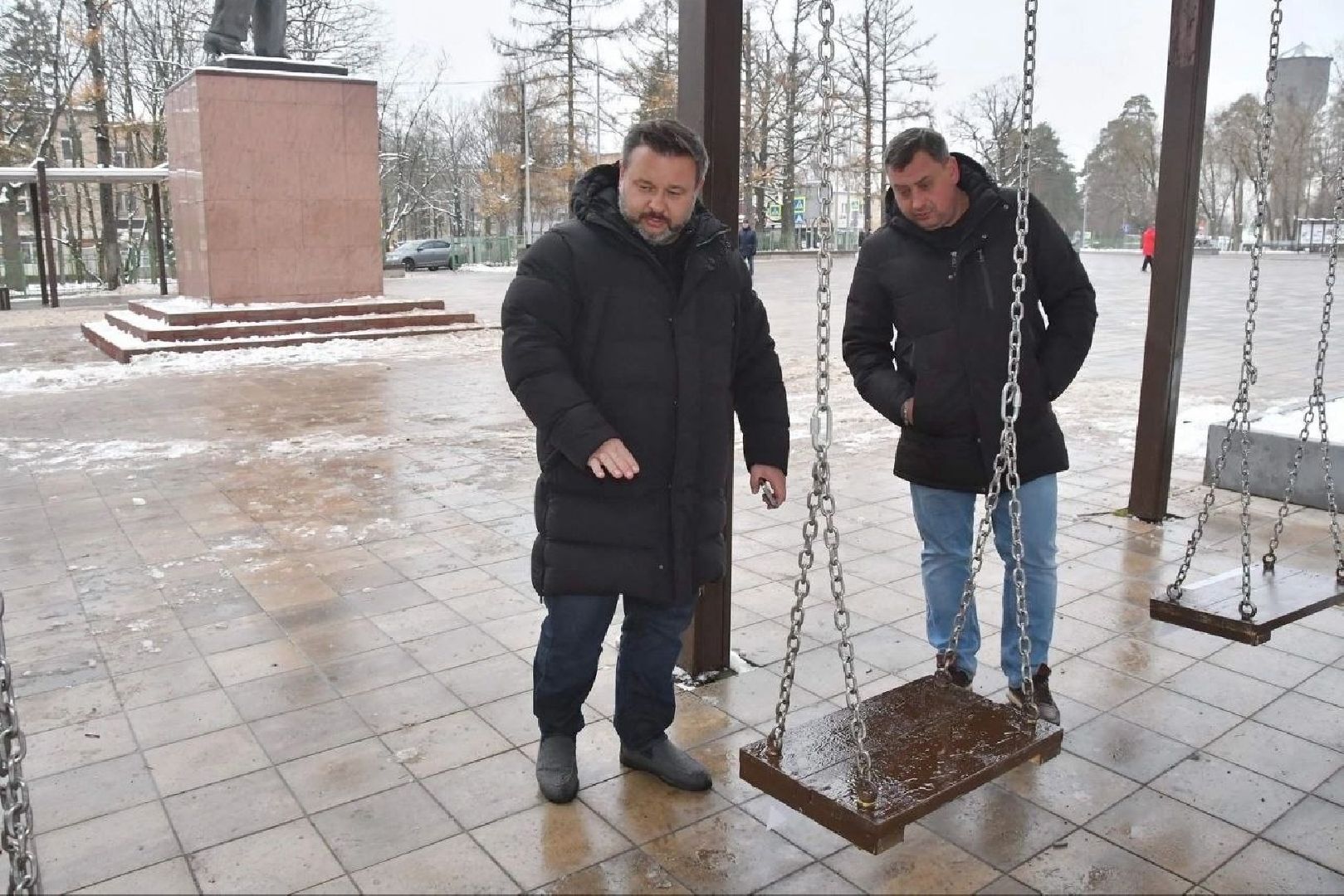 власиха благоустройство, площадь Дворца культуры, качели на цепях, МБУ ЖКХ и благоустройство, ремонт МАФ, вертикалка, вертикальное видео