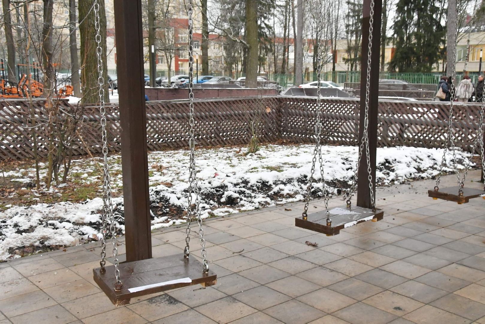 власиха благоустройство, площадь Дворца культуры, качели на цепях, МБУ ЖКХ и благоустройство, ремонт МАФ, вертикалка, вертикальное видео