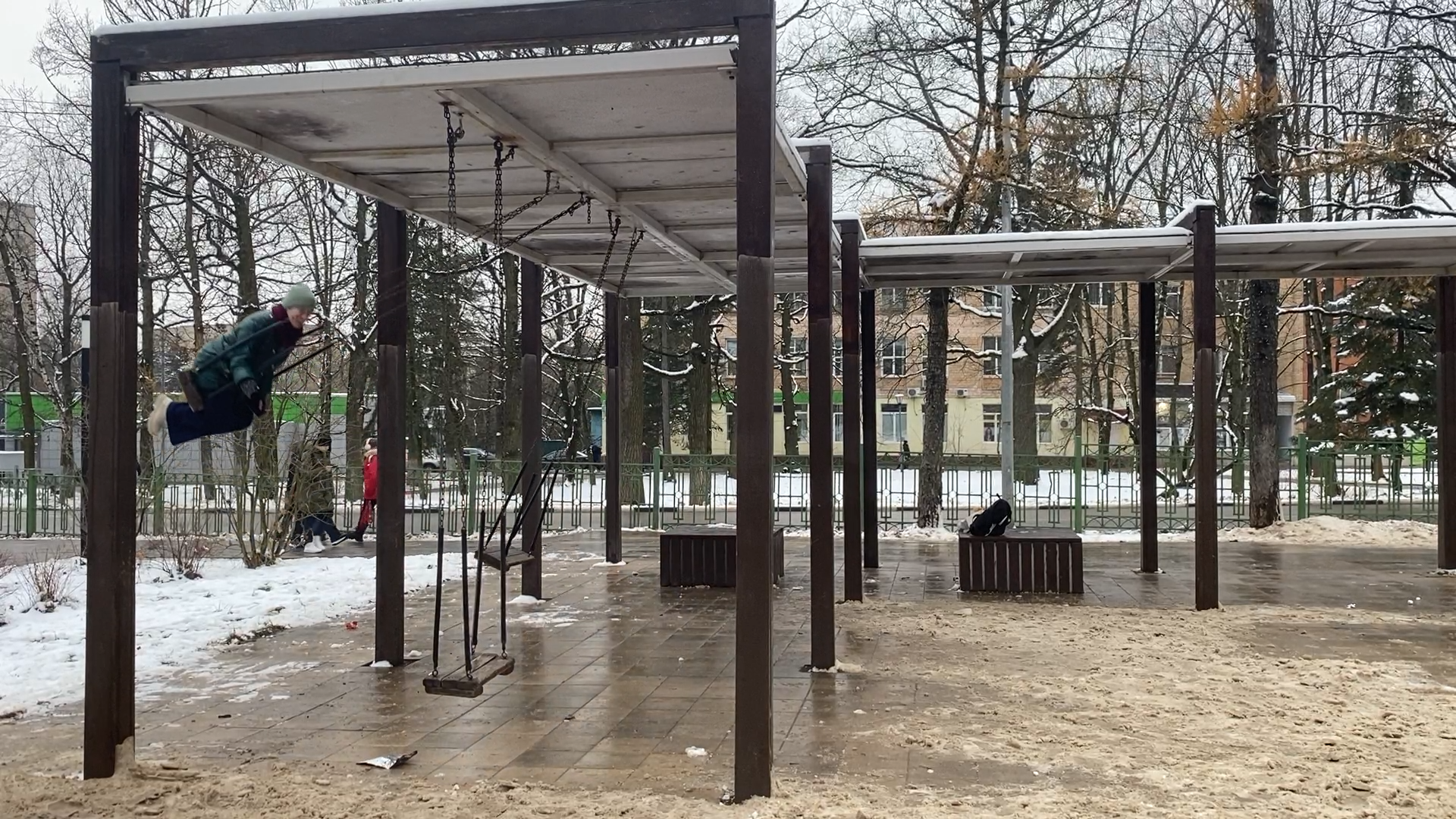 власиха благоустройство, площадь Дворца культуры, качели на цепях, МБУ ЖКХ и благоустройство, ремонт МАФ, вертикалка, вертикальное видео