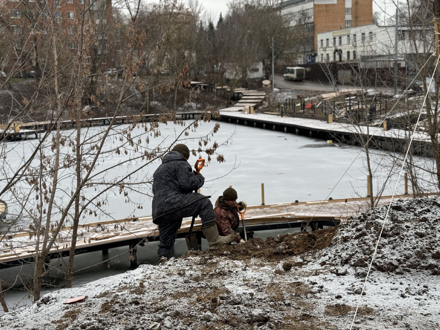 вертикалки, Благоустройство пруда, Тарычевский пруд, Девелоперская компания Брусника, Ревитализация малого тарычевского пруда, жк зеленые аллеи,