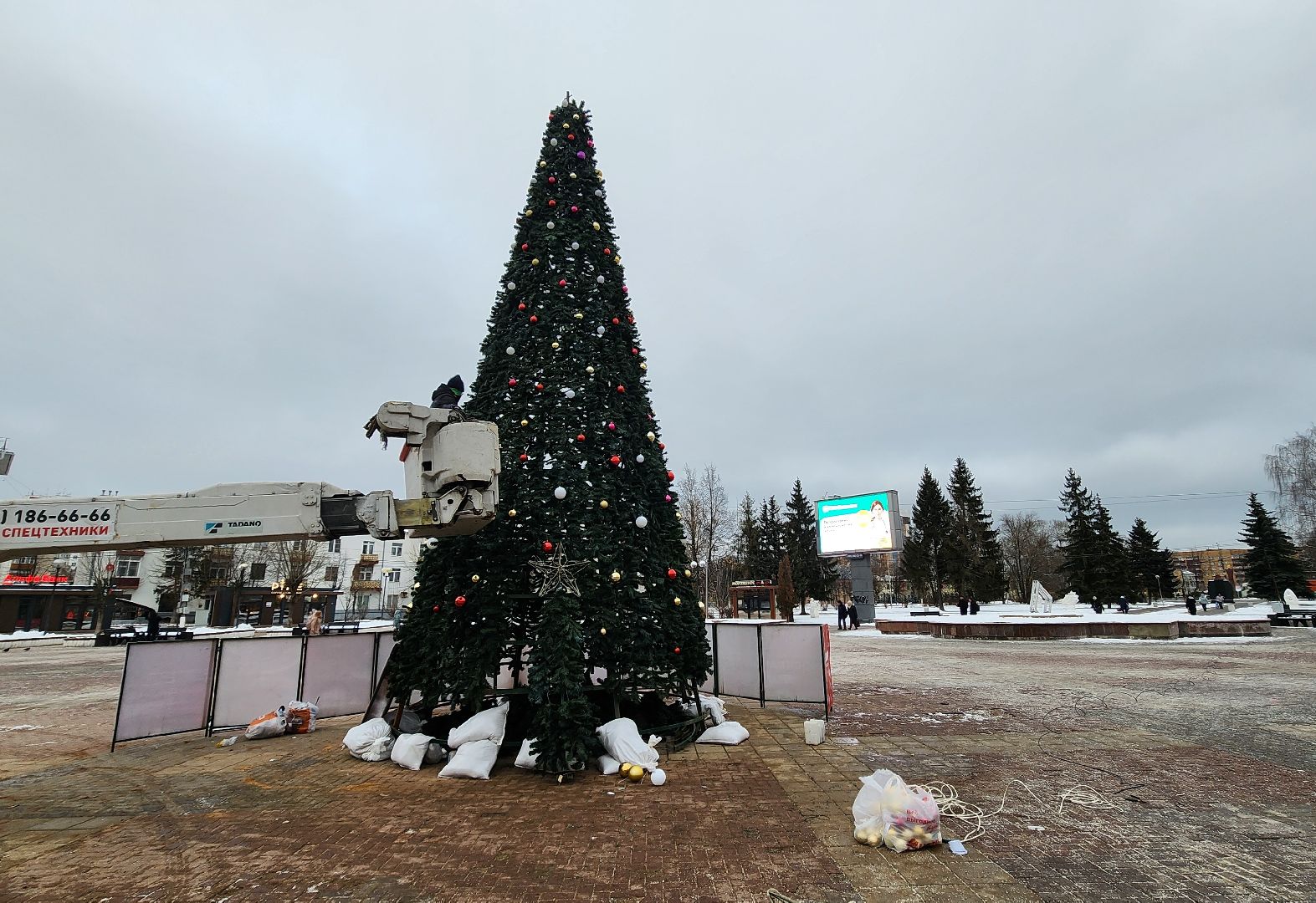 Солнечногорск, вертикалки, новый год, советская площадь, монтаж елки,