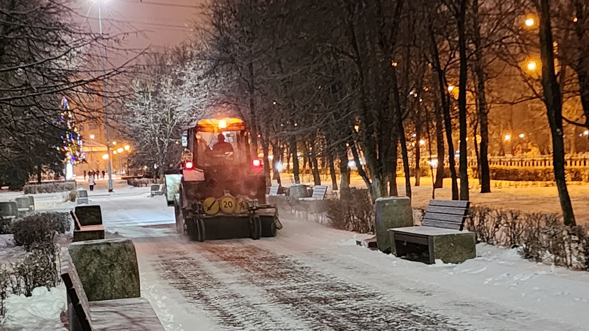 Домодедово, Подмосковье, Первый снег, уборка дворов, Уборка снега, коммунальная служба, дорожная инфраструктура, специализированная техника, вертикалки,