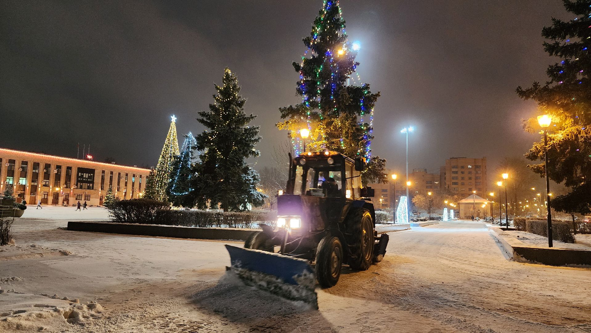 Домодедово, Подмосковье, Первый снег, уборка дворов, Уборка снега, коммунальная служба, дорожная инфраструктура, специализированная техника, вертикалки,