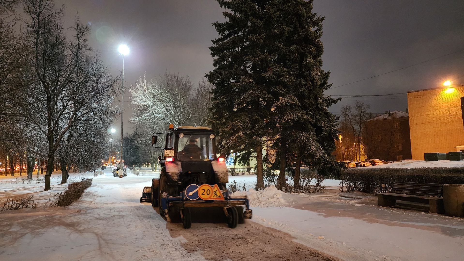 Домодедово, Подмосковье, Первый снег, уборка дворов, Уборка снега, коммунальная служба, дорожная инфраструктура, специализированная техника, вертикалки,