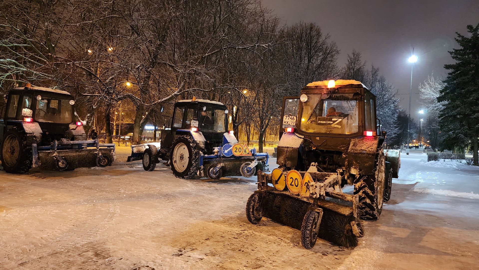 Домодедово, Подмосковье, Первый снег, уборка дворов, Уборка снега, коммунальная служба, дорожная инфраструктура, специализированная техника, вертикалки,