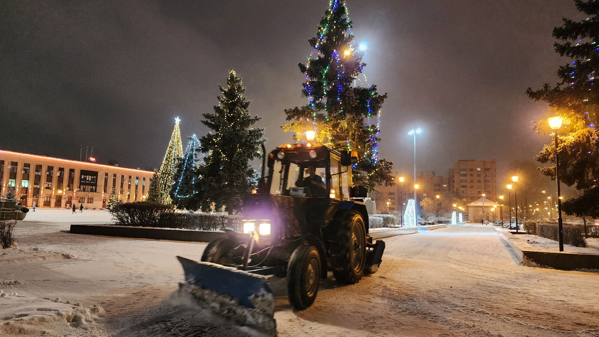 Домодедово, Подмосковье, Первый снег, уборка дворов, Уборка снега, коммунальная служба, дорожная инфраструктура, специализированная техника, вертикалки,