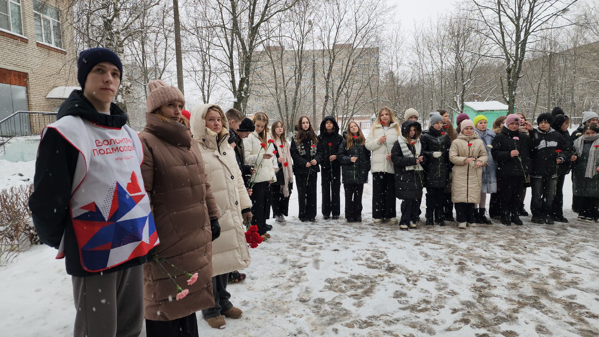 вертикалки, ивантеевка, день защитника отечества, воины-интернационалисты, сво, вов, герои, герои россии, школьники, волонтеры, урок мужества, возложение цветов,