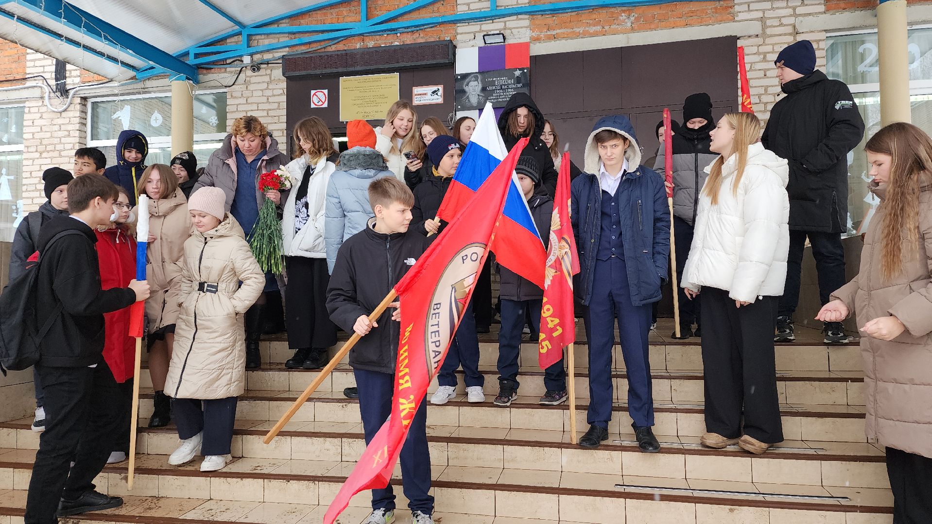 вертикалки, ивантеевка, день защитника отечества, воины-интернационалисты, сво, вов, герои, герои россии, школьники, волонтеры, урок мужества, возложение цветов,