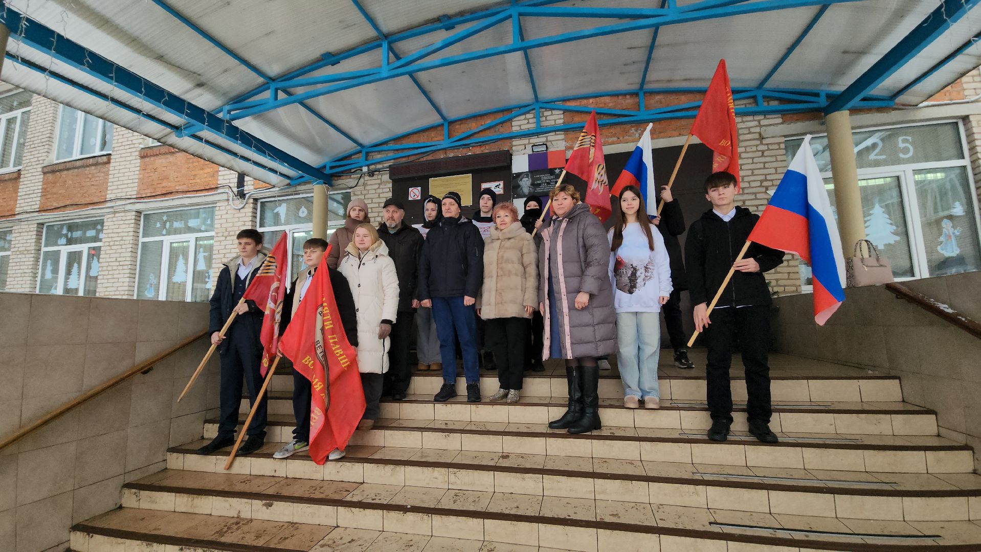 вертикалки, ивантеевка, день защитника отечества, воины-интернационалисты, сво, вов, герои, герои россии, школьники, волонтеры, урок мужества, возложение цветов,