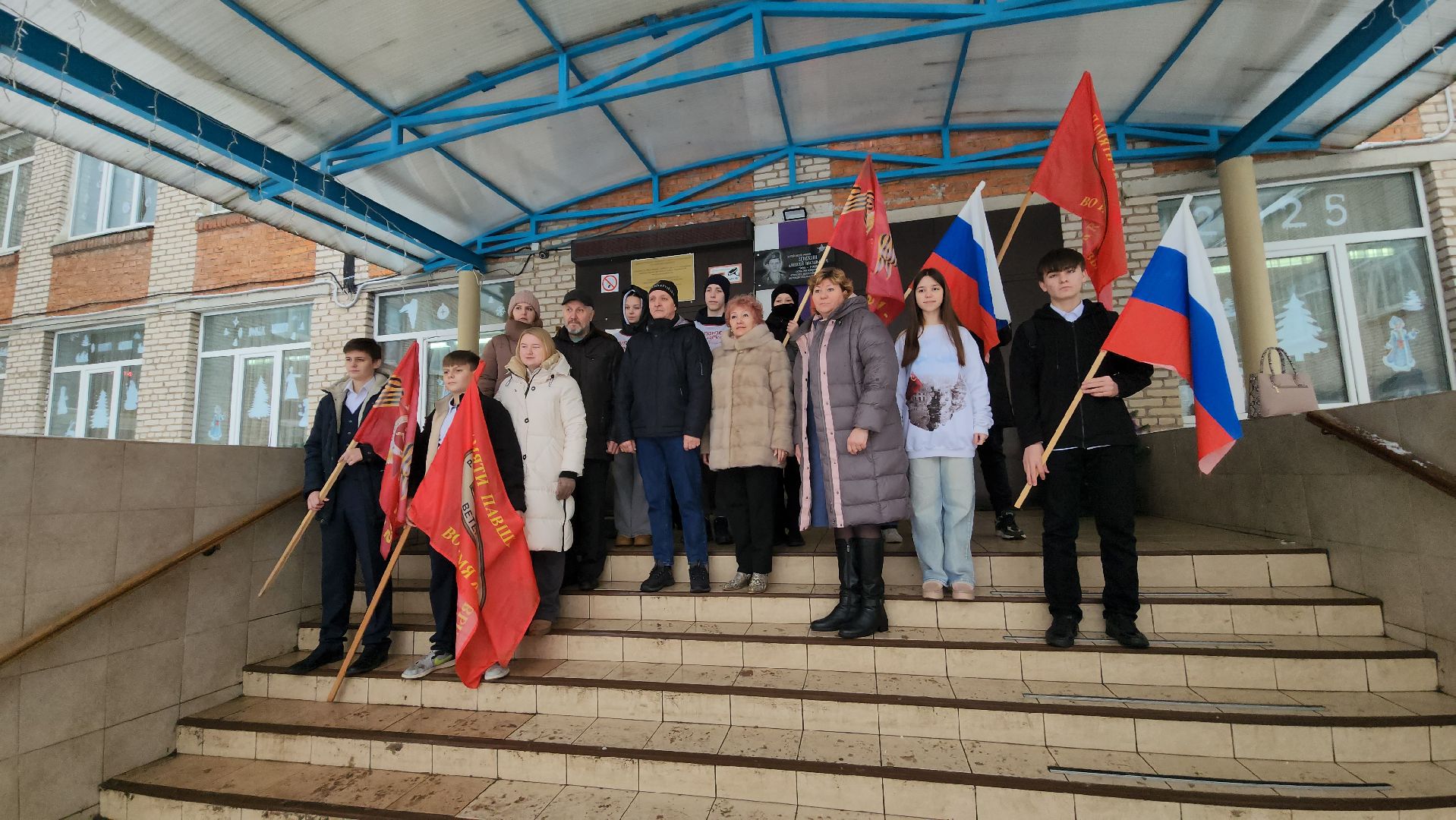 вертикалки, ивантеевка, день защитника отечества, воины-интернационалисты, сво, вов, герои, герои россии, школьники, волонтеры, урок мужества, возложение цветов,