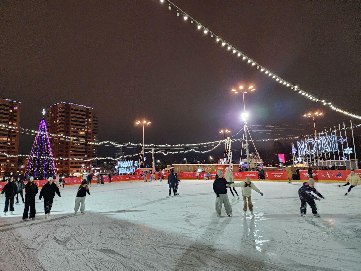 Чехов, Советская площадь, бесплатный каток, часы работы, прокат коньков, сеансы, проект губернатора московской области, зима в подмосковье, вертикалки,