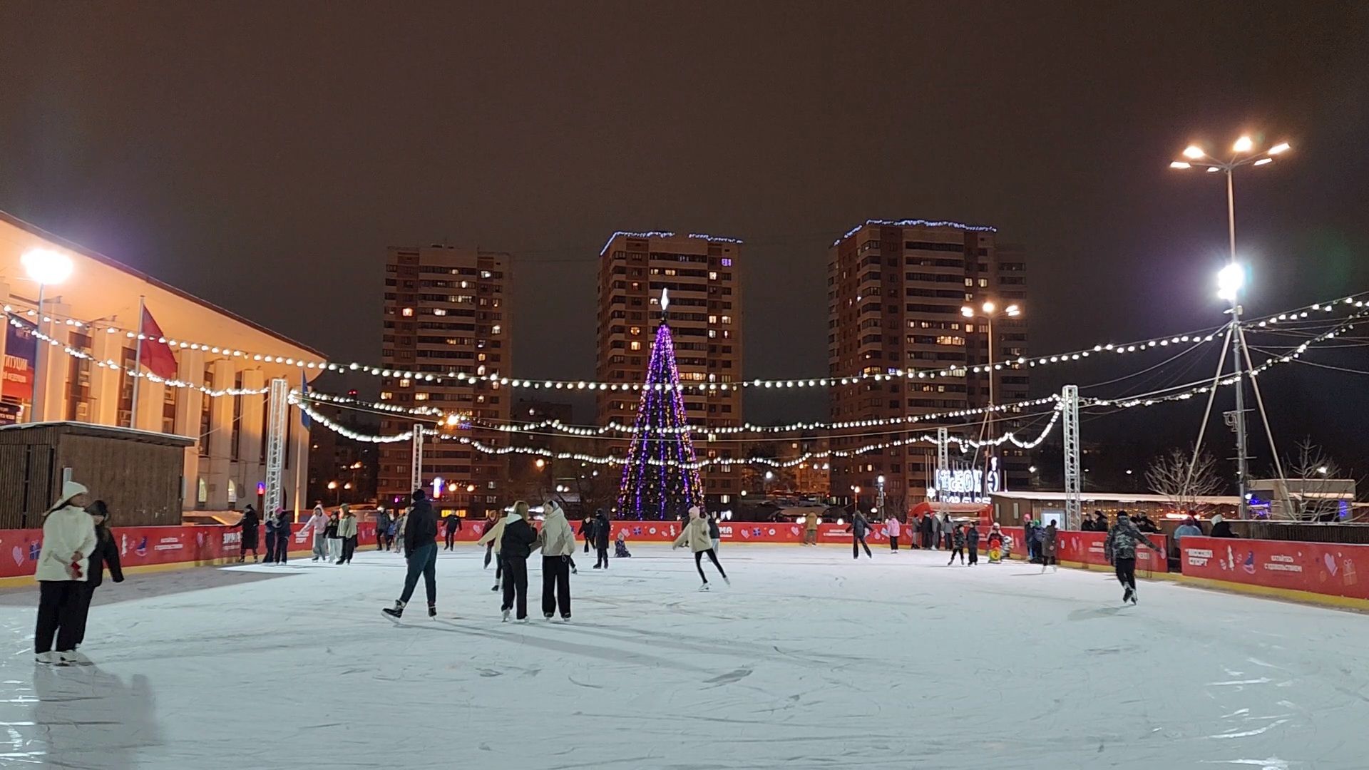 Чехов, Советская площадь, бесплатный каток, часы работы, прокат коньков, сеансы, проект губернатора московской области, зима в подмосковье, вертикалки,