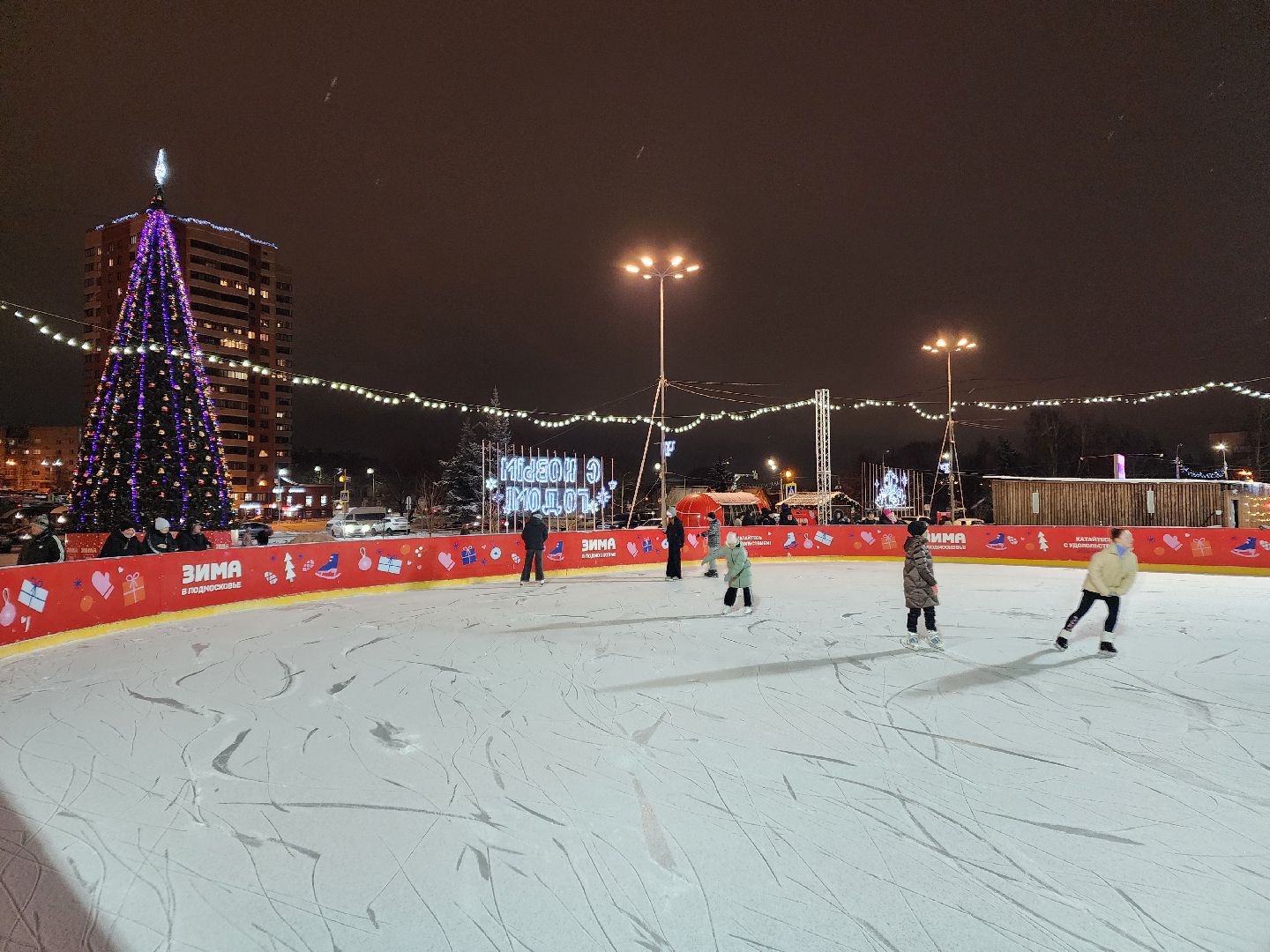 Чехов, Советская площадь, бесплатный каток, часы работы, прокат коньков, сеансы, проект губернатора московской области, зима в подмосковье, вертикалки,