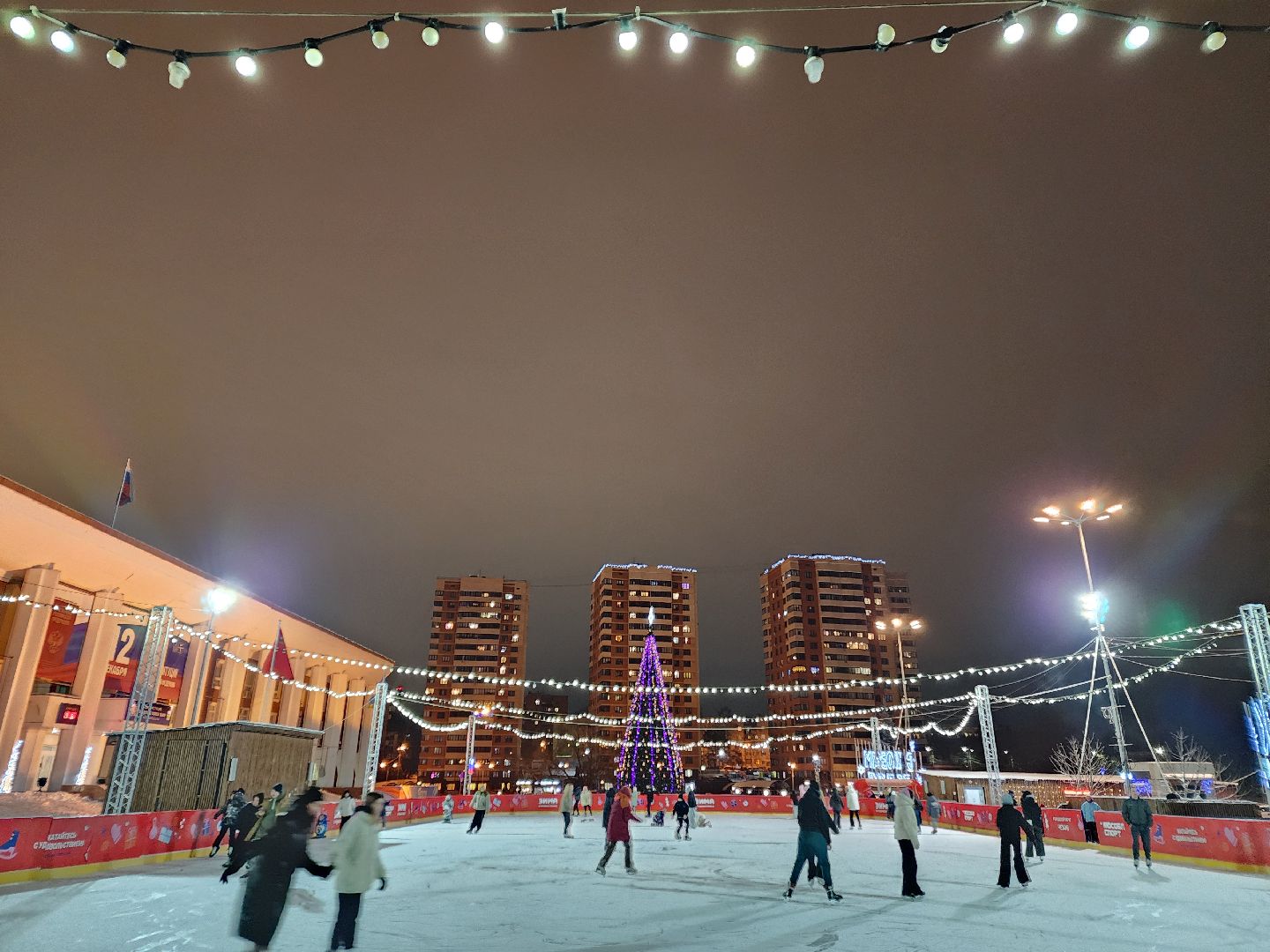 Чехов, Советская площадь, бесплатный каток, часы работы, прокат коньков, сеансы, проект губернатора московской области, зима в подмосковье, вертикалки,