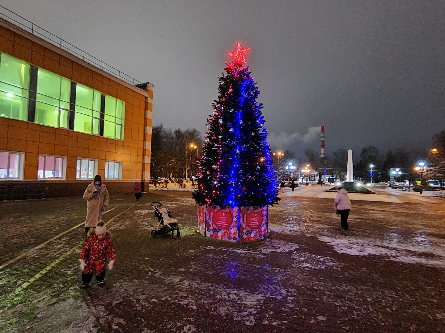 Чехов, новогодние елки, украшение города к новому году, проект губернатора московской области, зима в подмосковье, дворец культуры Дружба, вертикалки,