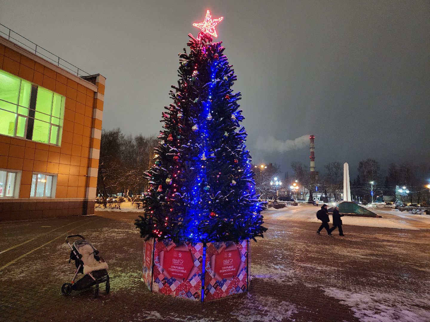 Чехов, новогодние елки, украшение города к новому году, проект губернатора московской области, зима в подмосковье, дворец культуры Дружба, вертикалки,