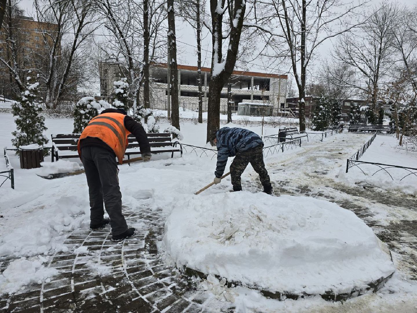 можайск, можайский городской округ, подмосковье, жкх, уборка снега, зима, ликвидация последствий снегопада, очистка дворов, дворы, общественные территории, коммунальщики, дворники, вертикалки,