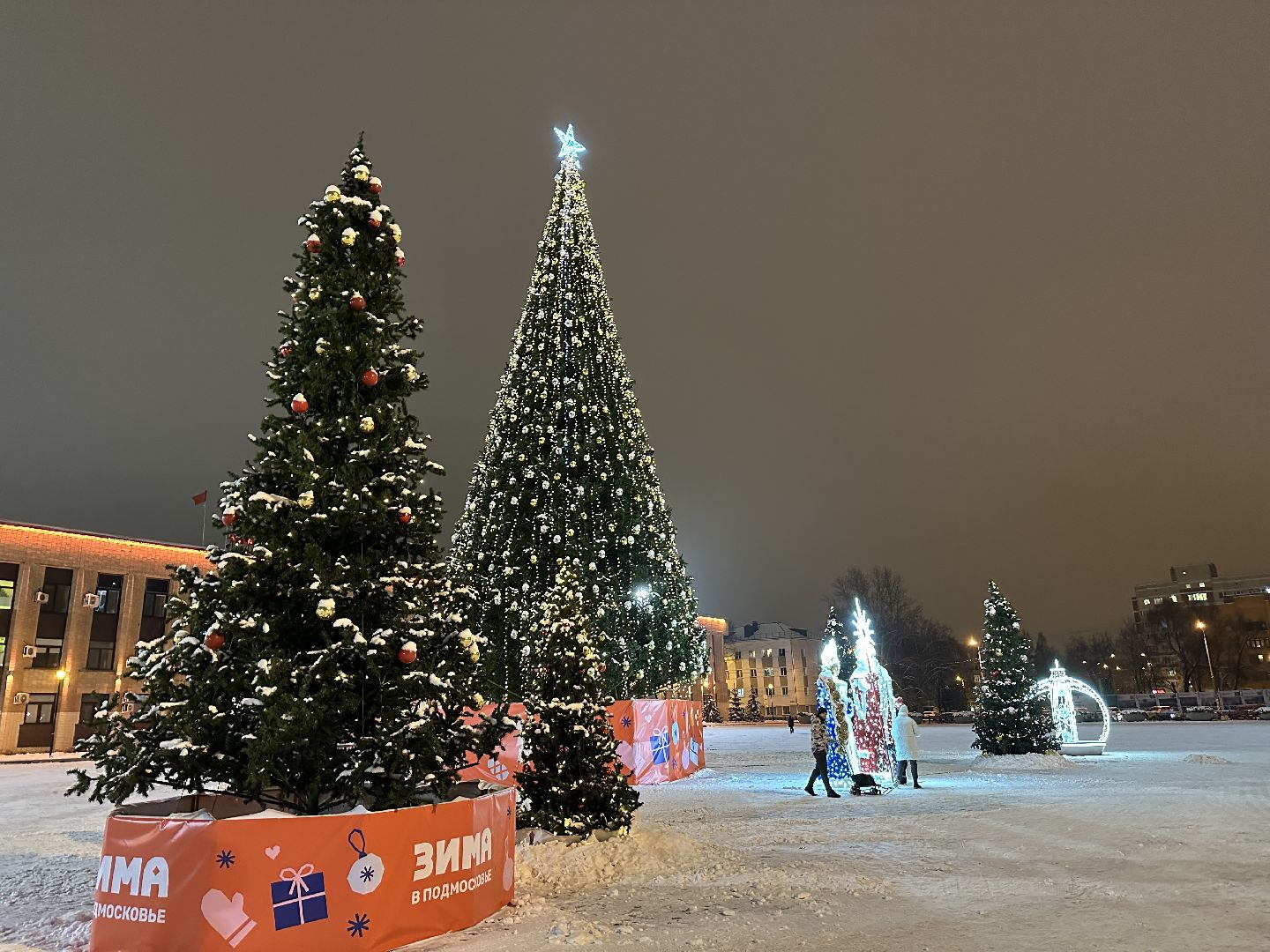 новый год, украшение города к новому году, дед мороз и снегурочка,