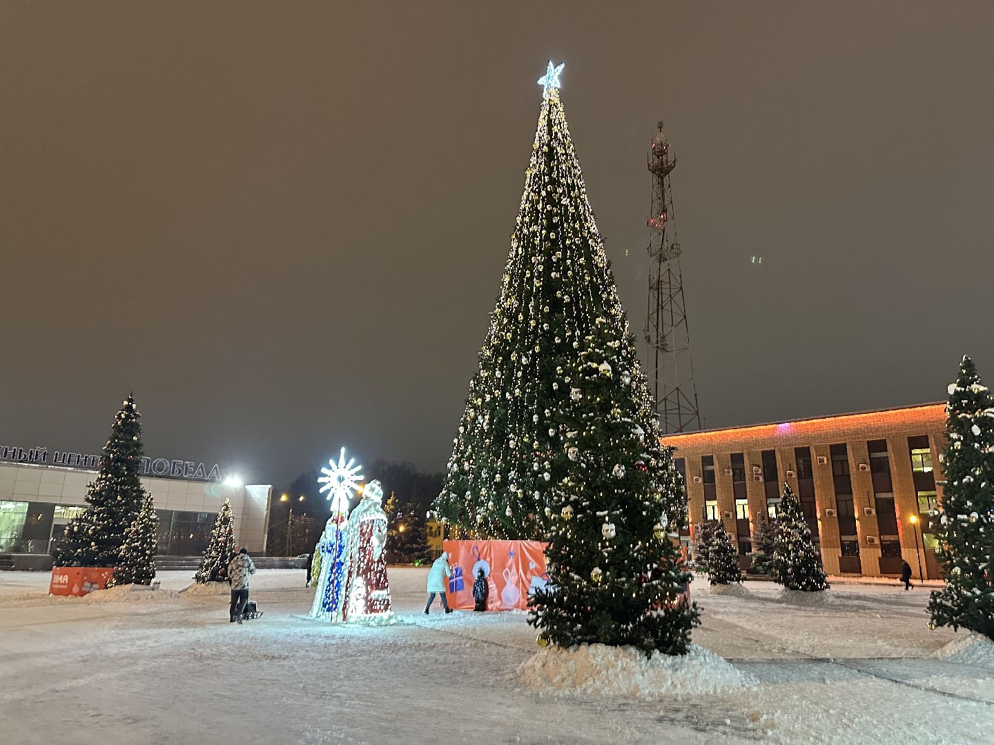 новый год, украшение города к новому году, дед мороз и снегурочка,
