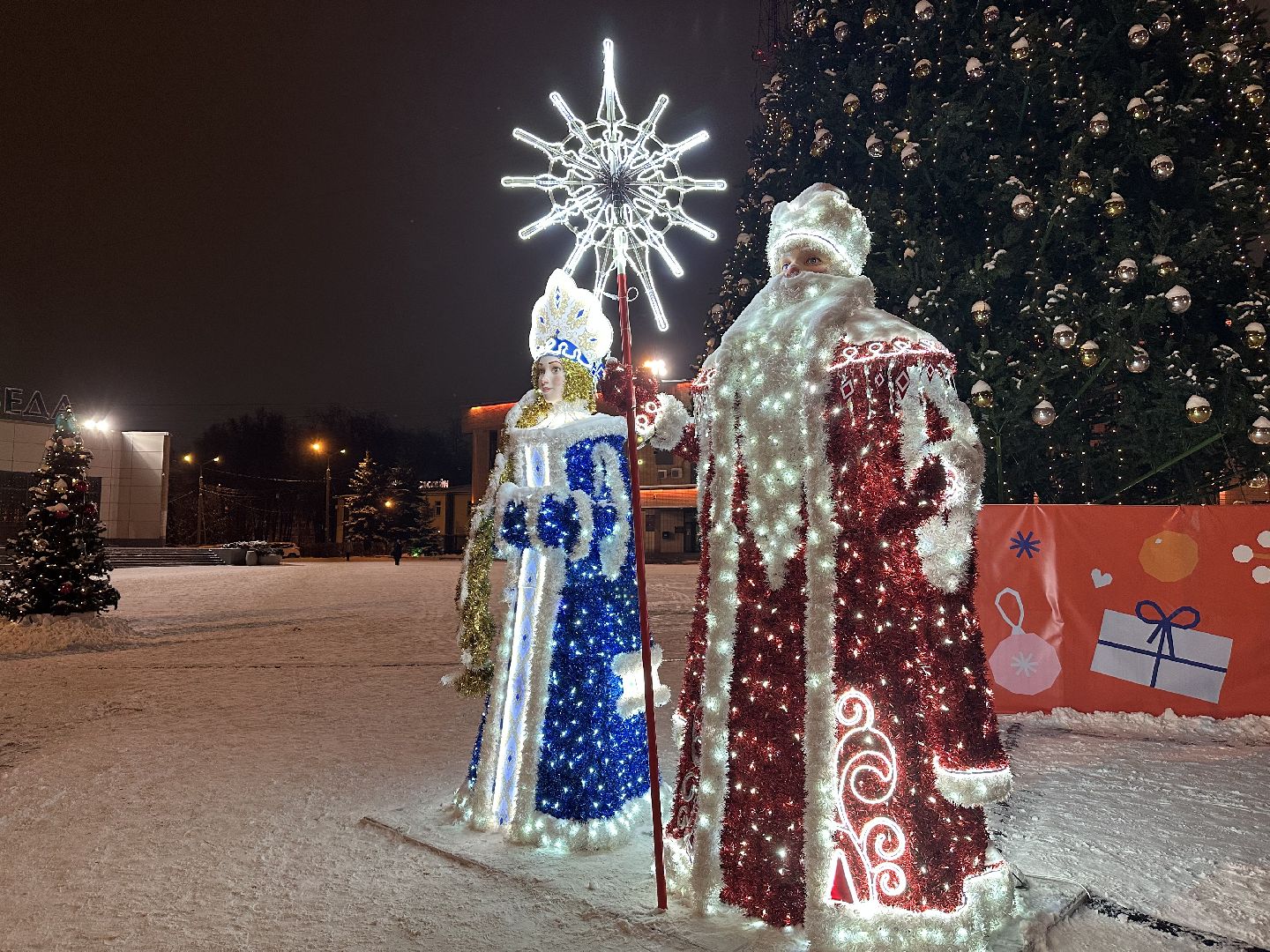 новый год, украшение города к новому году, дед мороз и снегурочка,