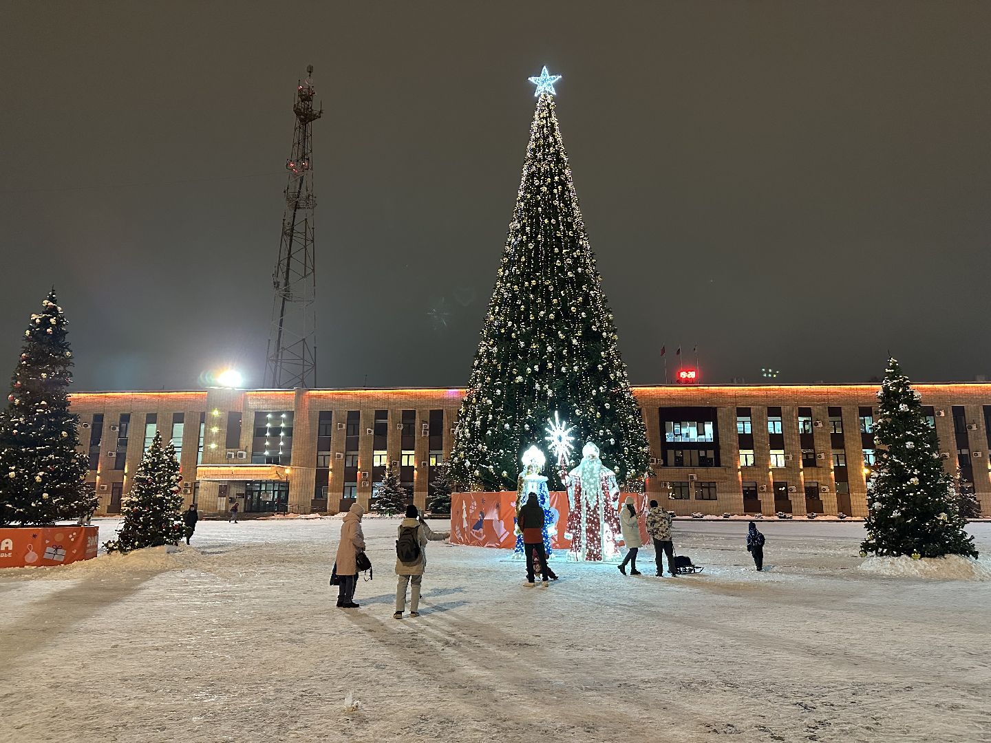 новый год, украшение города к новому году, дед мороз и снегурочка,