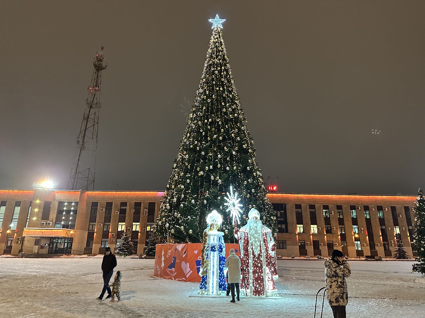 новый год, украшение города к новому году, дед мороз и снегурочка,