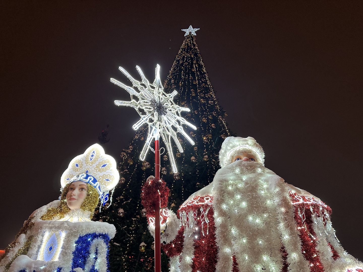 новый год, украшение города к новому году, дед мороз и снегурочка,