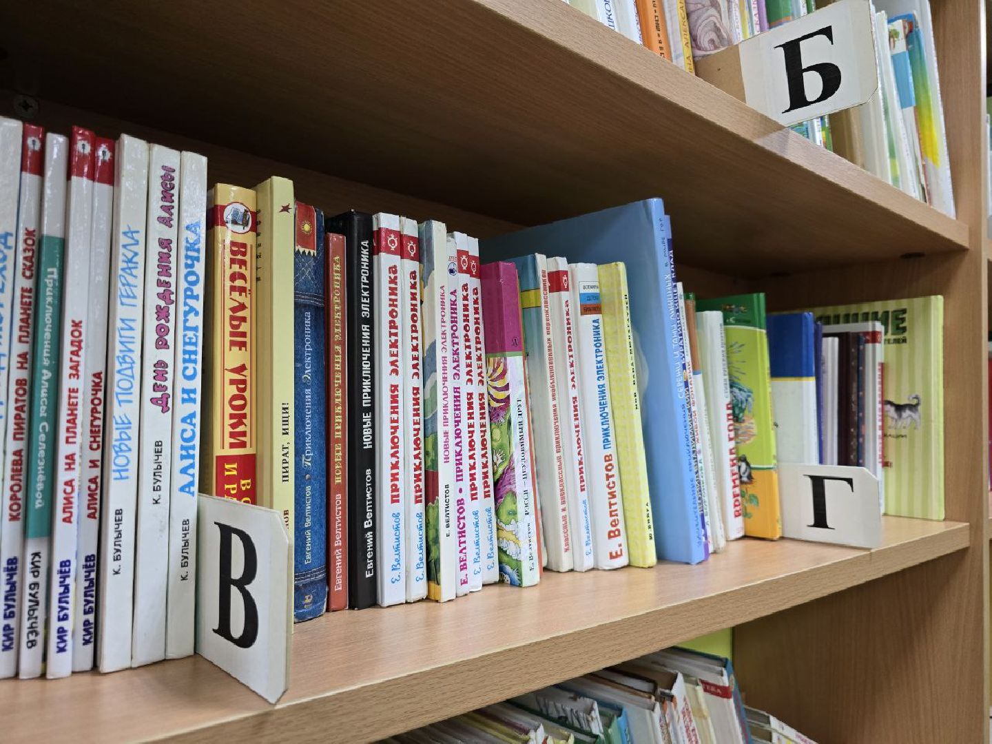 можайск, можайский городской округ, подмосковье, культурный код, библиотека, министерство культуры и туризма, зона комфортного пребывания, обновление библиотеки, роспись стен, студенты, можайская библиотека, вертикалки,