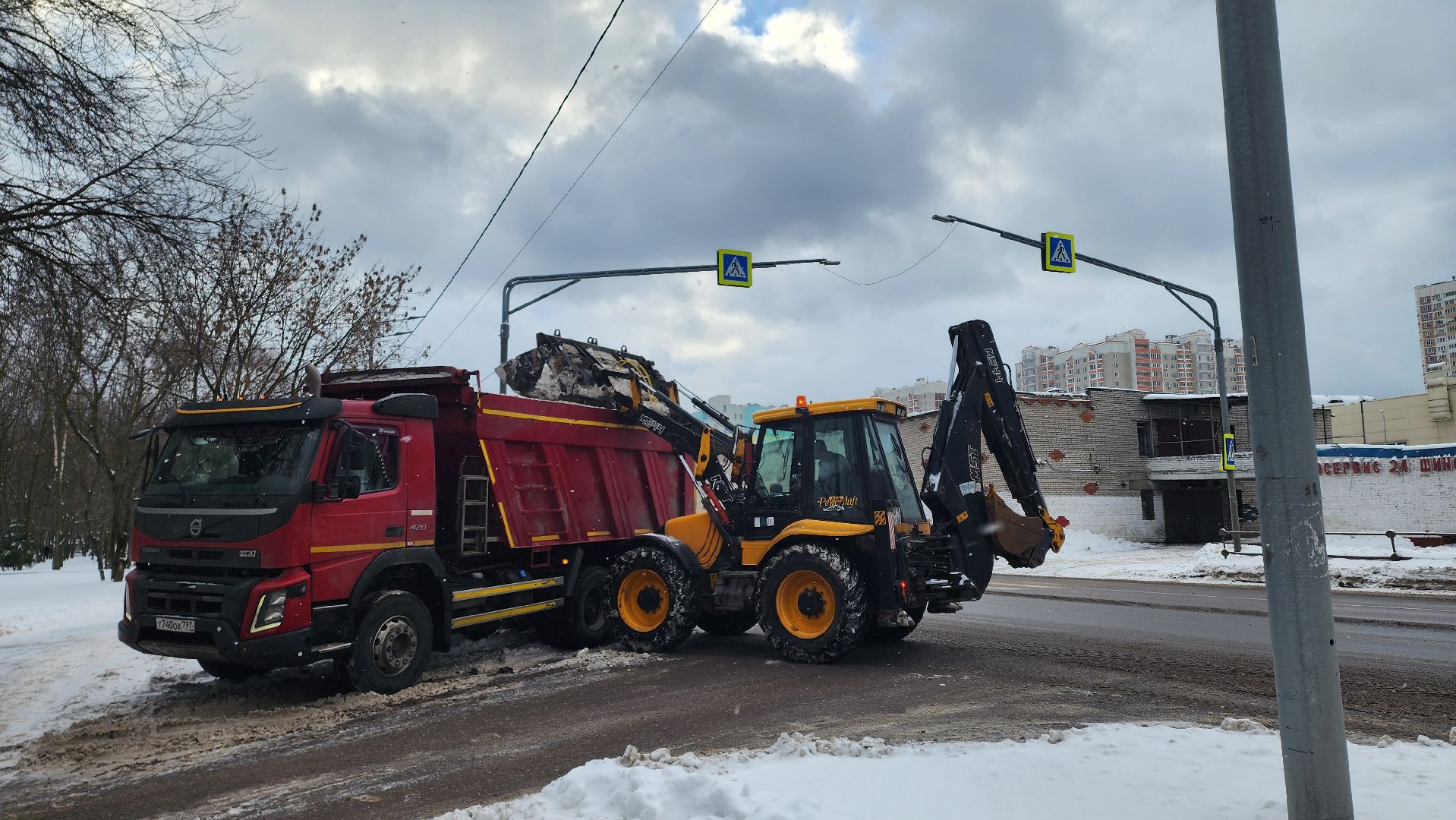снег, уборка, уборка снега, наледь, уборка снега и наледи, снег и наледь, трактор, самосвал, вертикалки