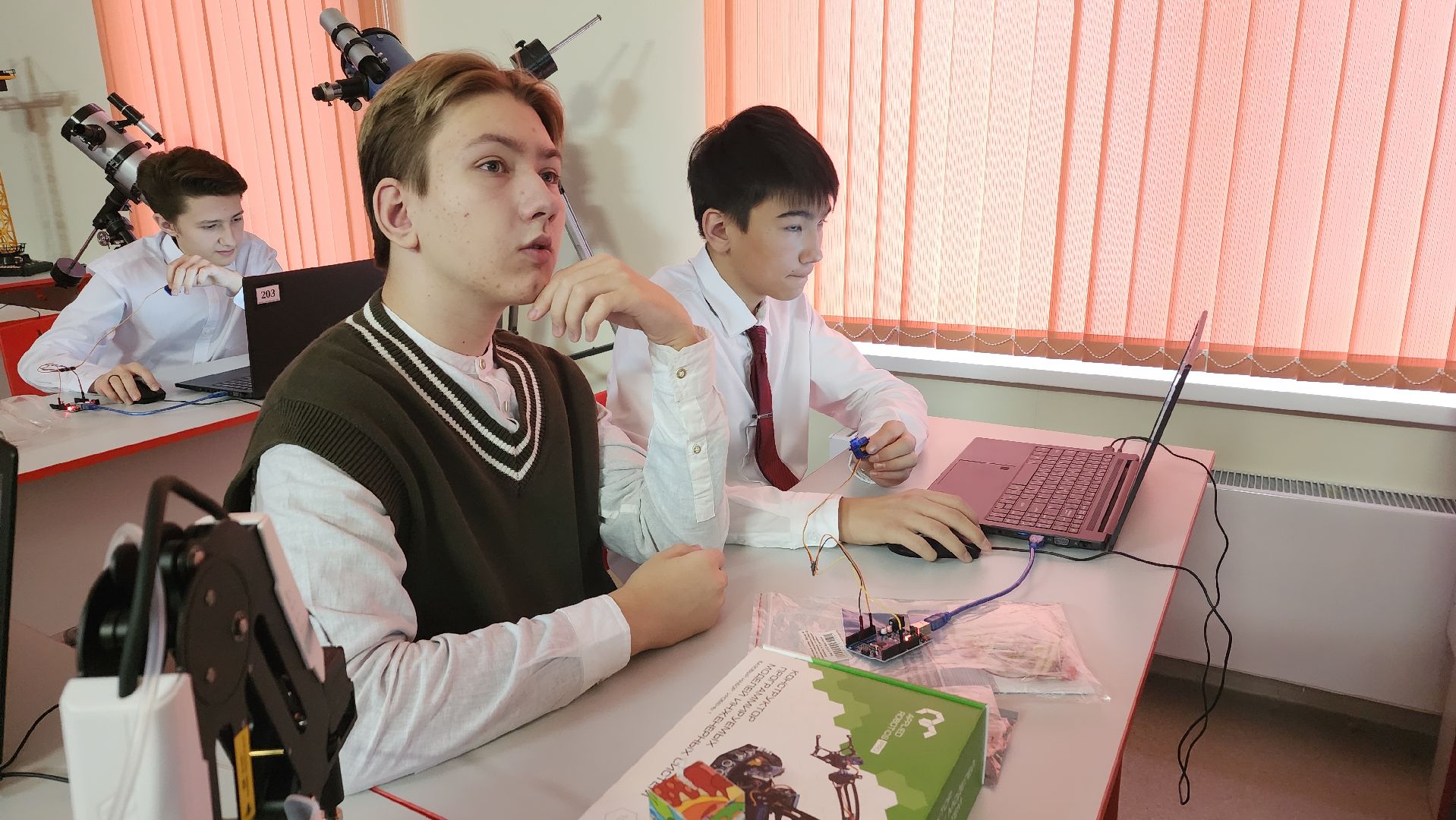 вертикалки, ашукино, пушкинский, робот-помощник, робототехника, точка роста, новые технологии, школьники, кружок,