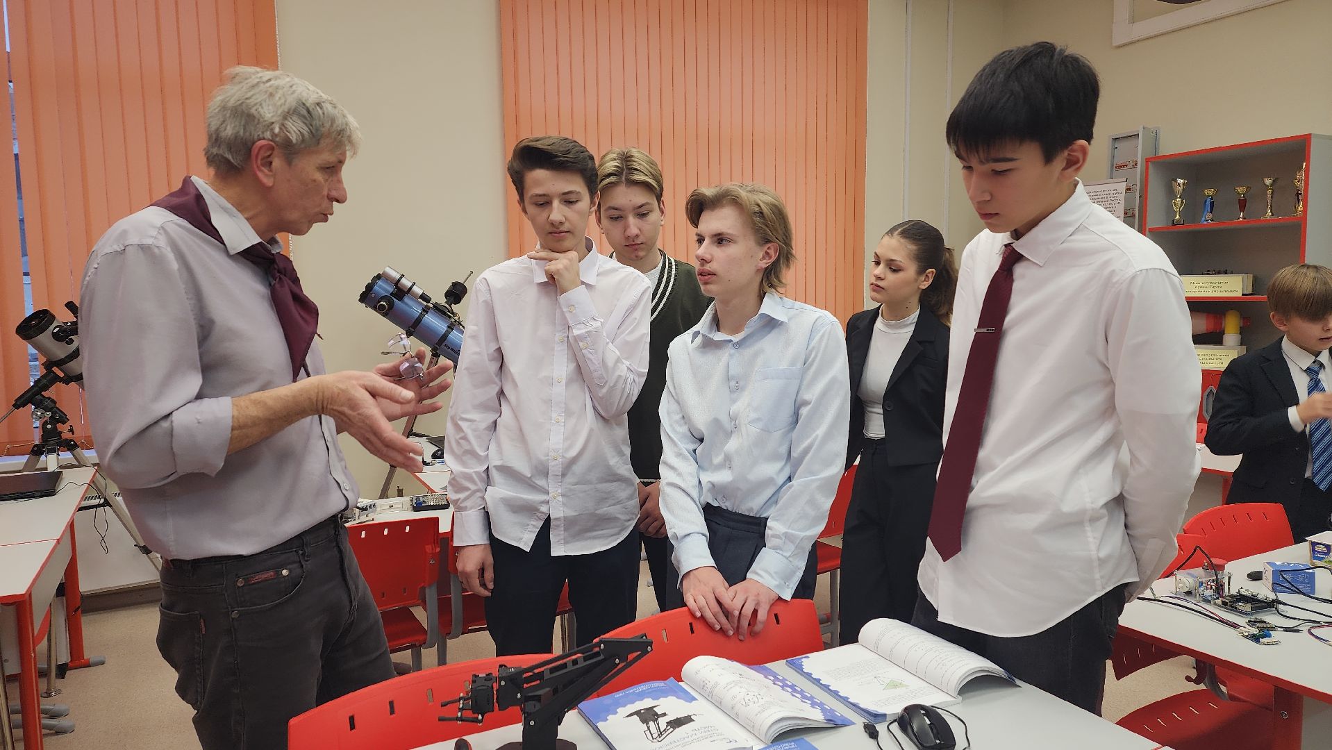 вертикалки, ашукино, пушкинский, робот-помощник, робототехника, точка роста, новые технологии, школьники, кружок,