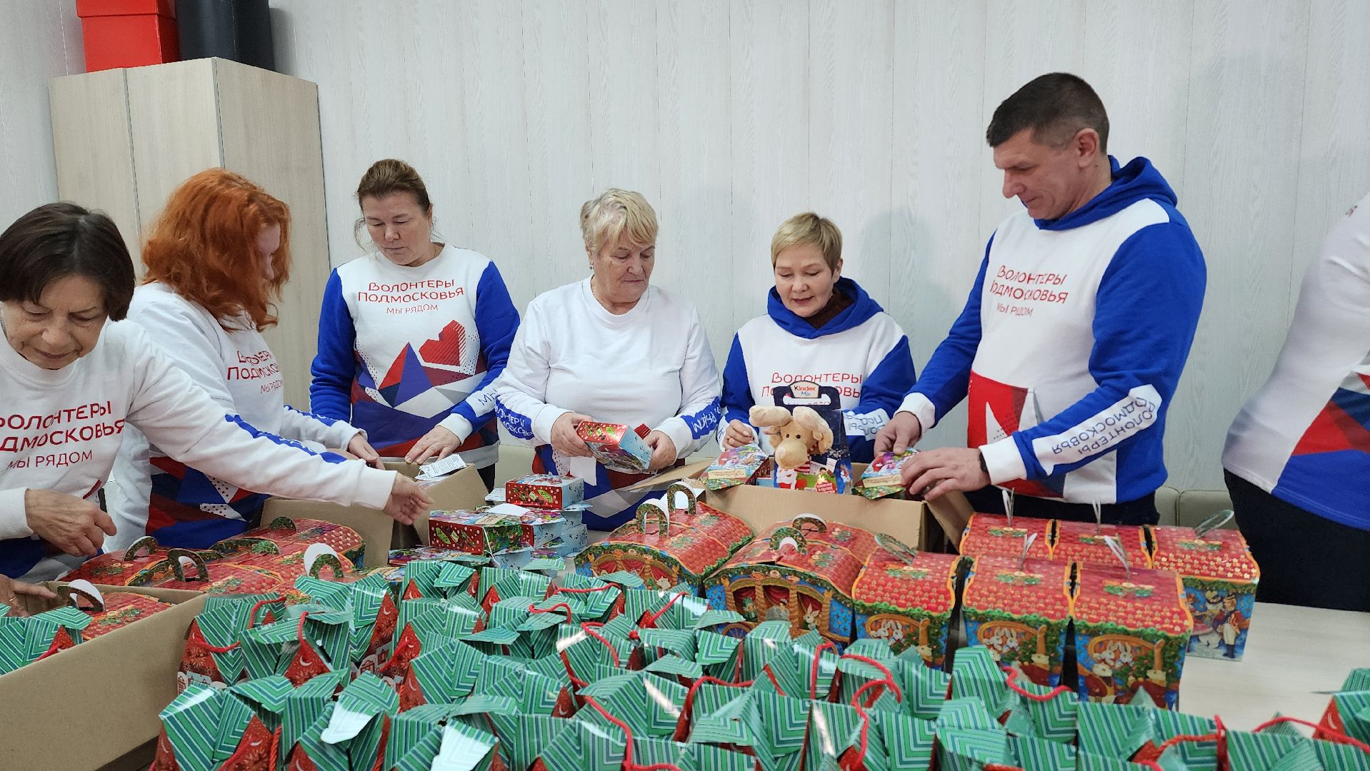 гуманитарная помощь, донбасс, дети донбасса, новый год, подарки, сладкие подарки, подарки на новый год,