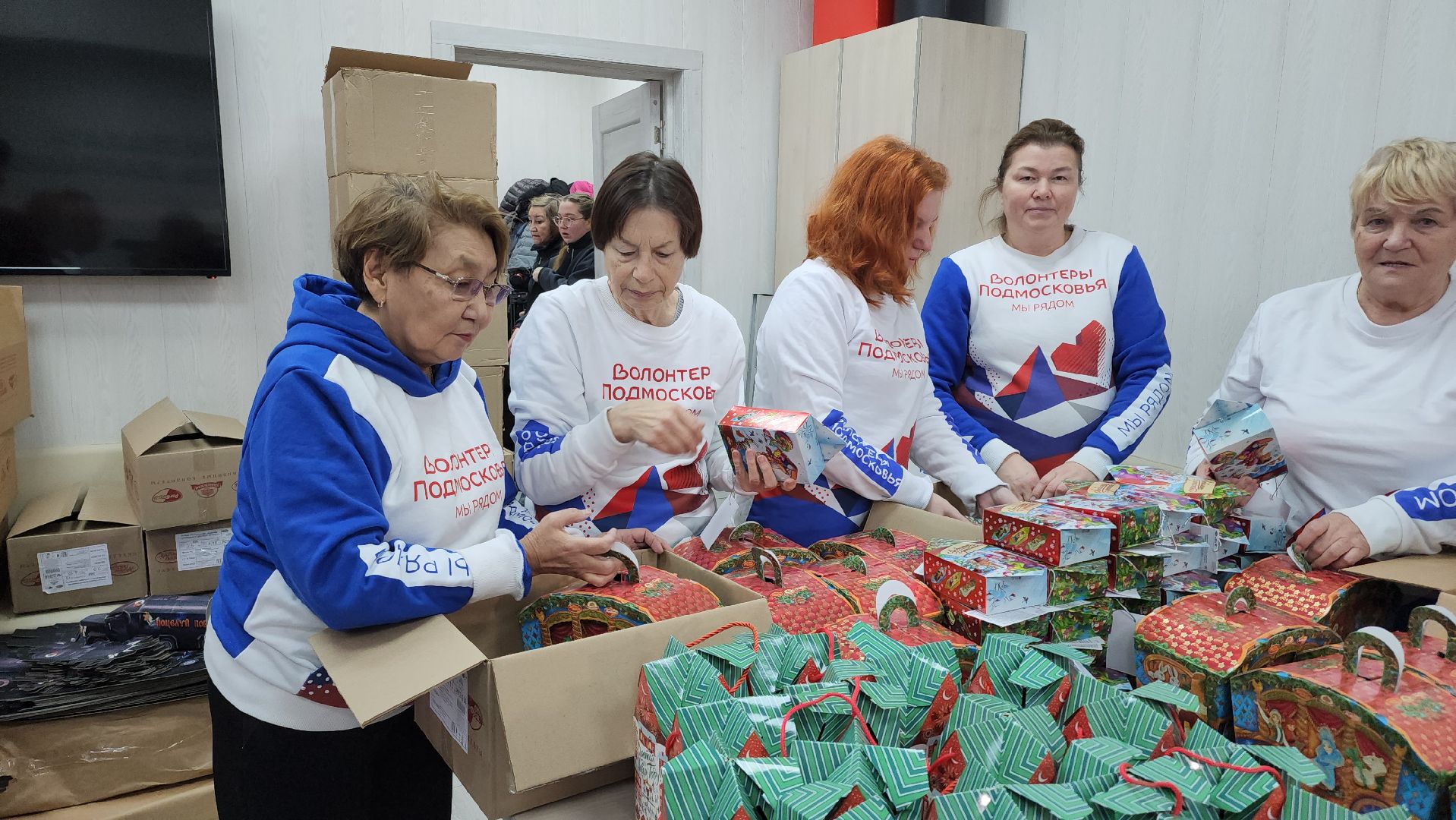 гуманитарная помощь, донбасс, дети донбасса, новый год, подарки, сладкие подарки, подарки на новый год,