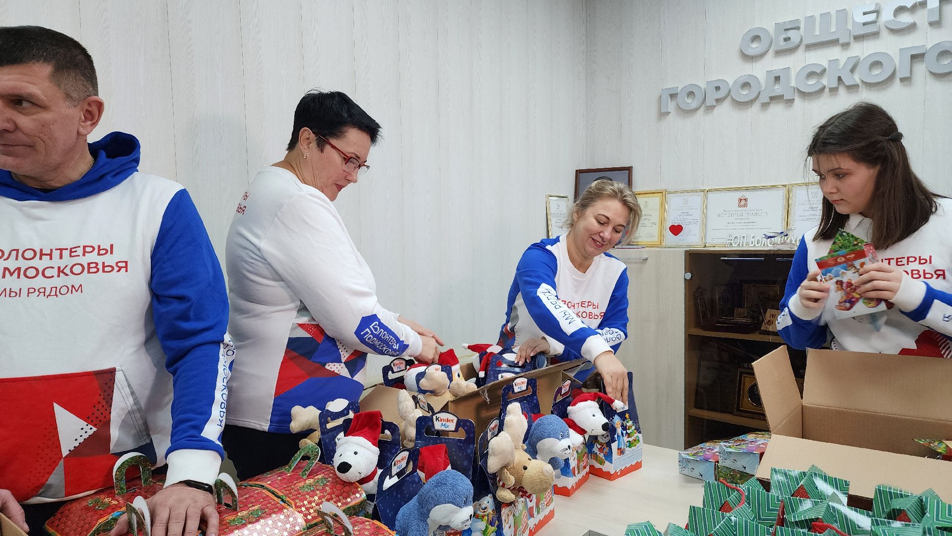 гуманитарная помощь, донбасс, дети донбасса, новый год, подарки, сладкие подарки, подарки на новый год,