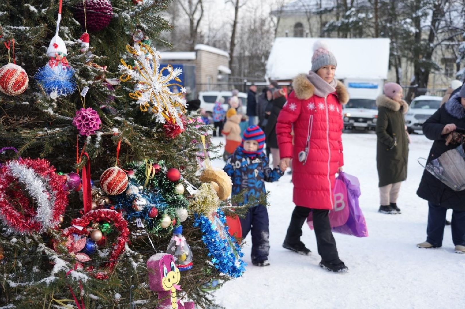 Зима в Подмосковье, Новый год, Зажжение огней на елке, Сергиев Посад, Сергиево-Посадский городской округ, вертикалки,