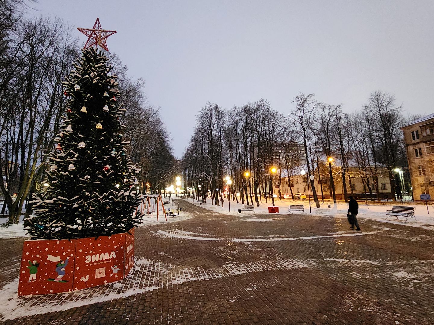 Чехов, сквер Ветеранов, новогодняя елка, подготовка к Новому году, проект губернатора московской области, Зима в Подмосковье, благоустройство, формирование комфортной городской среды, вертикалки,