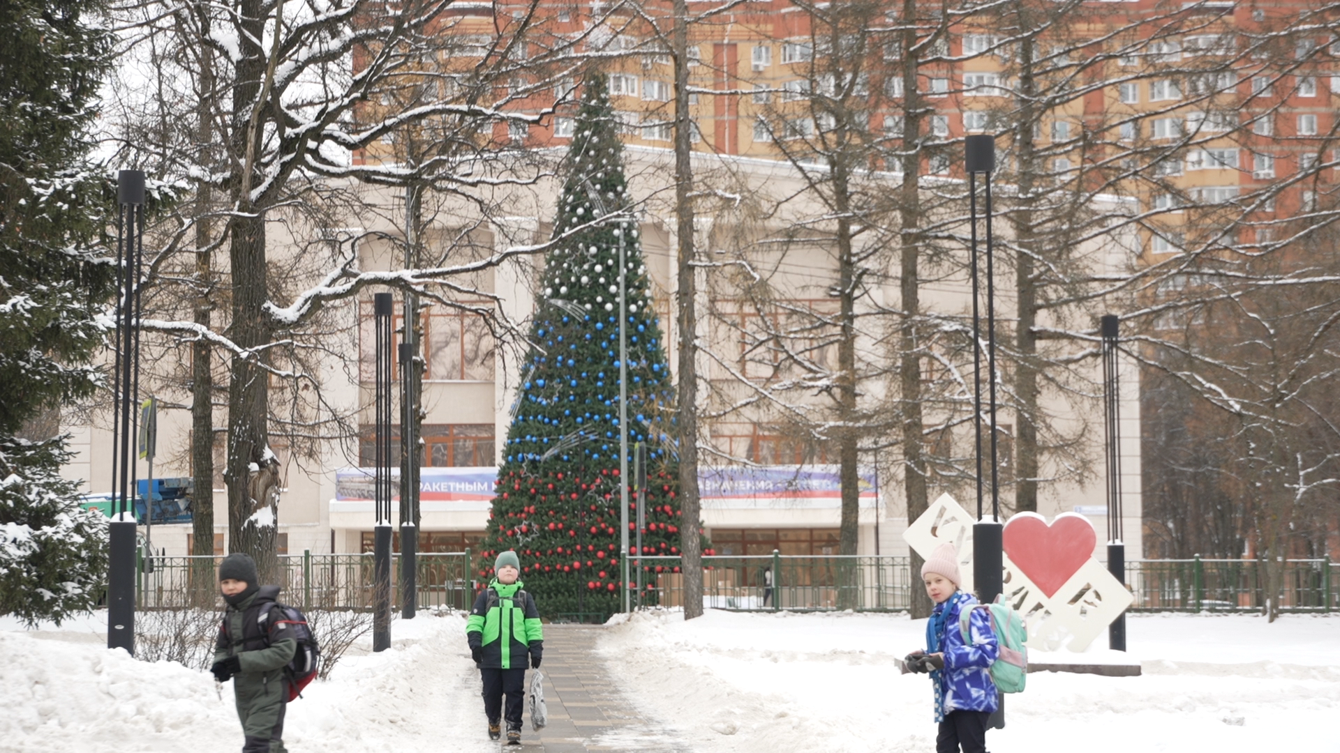 елка на площади ДК Власиха, новогодняя елка, новый год Власиха, праздник нового года, новый 2025 год,