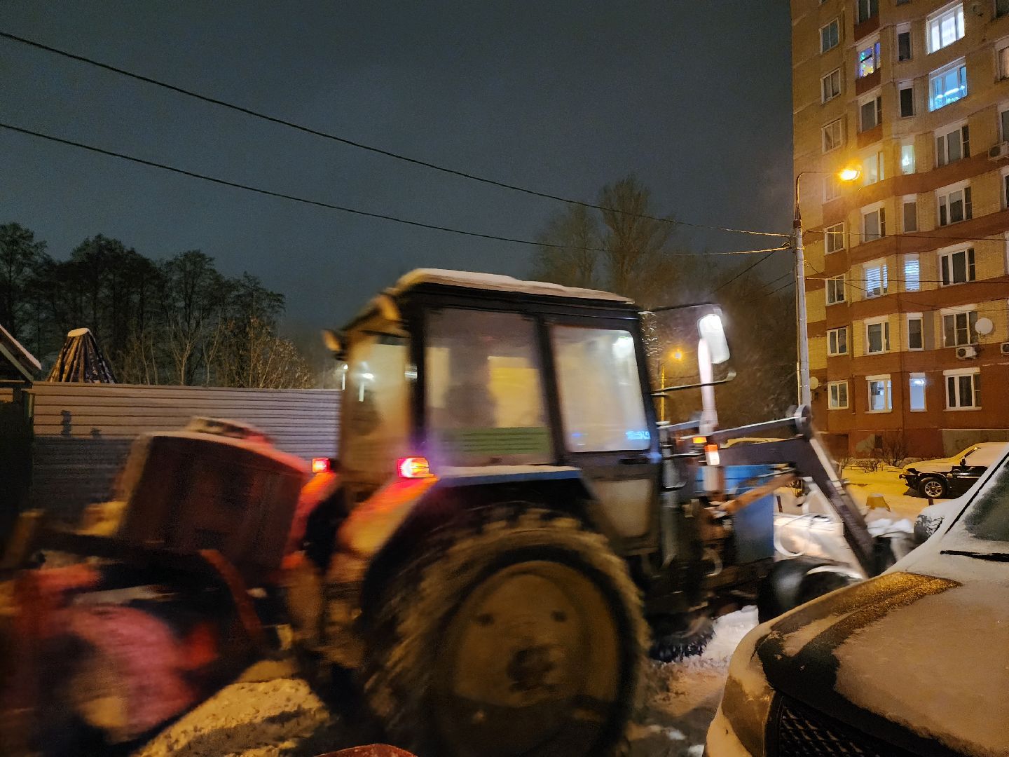 снег, снегопад, уборка, уборка снега, уборка снега трактором, тракторы, вертикалки,