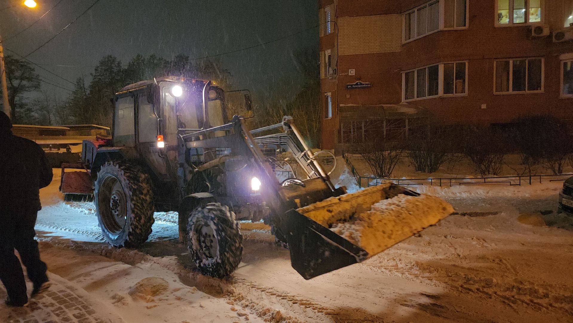 снег, снегопад, уборка, уборка снега, уборка снега трактором, тракторы, вертикалки,