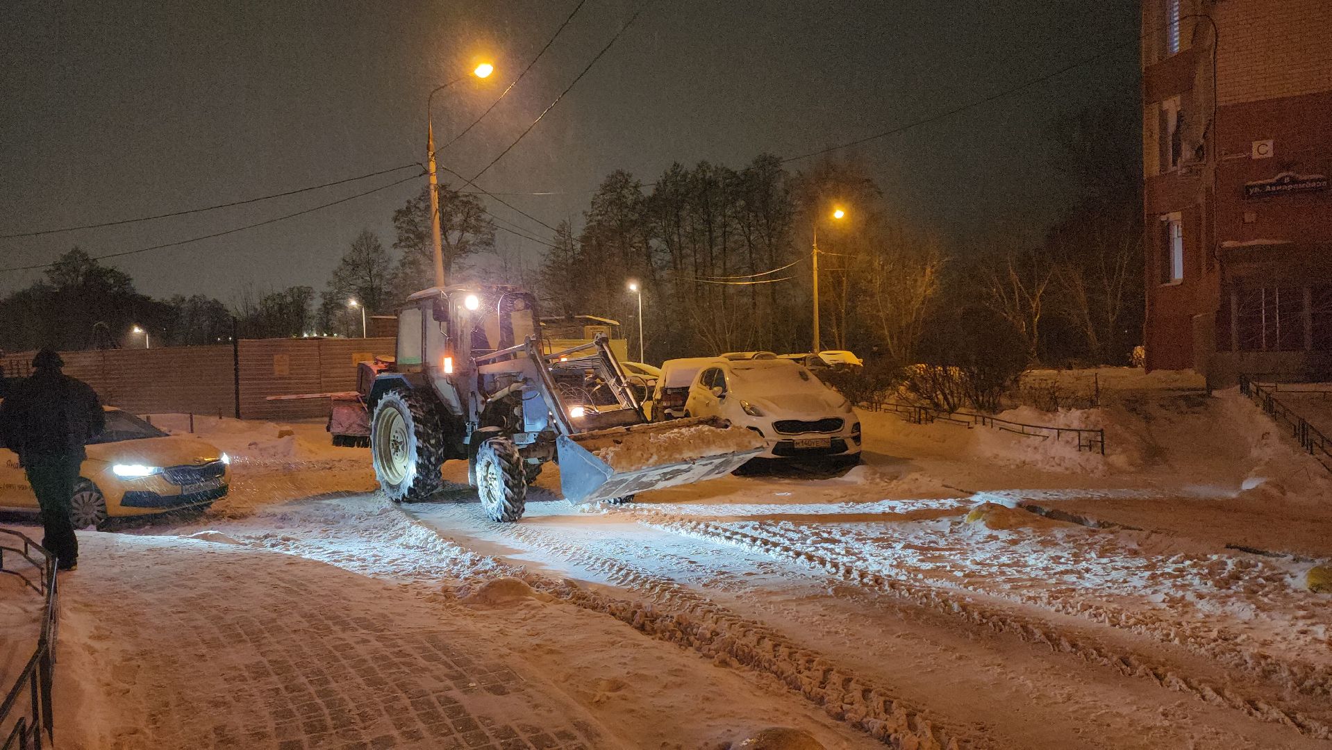 снег, снегопад, уборка, уборка снега, уборка снега трактором, тракторы, вертикалки,