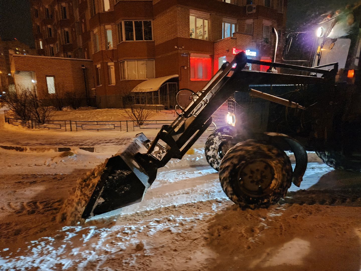 снег, снегопад, уборка, уборка снега, уборка снега трактором, тракторы, вертикалки,