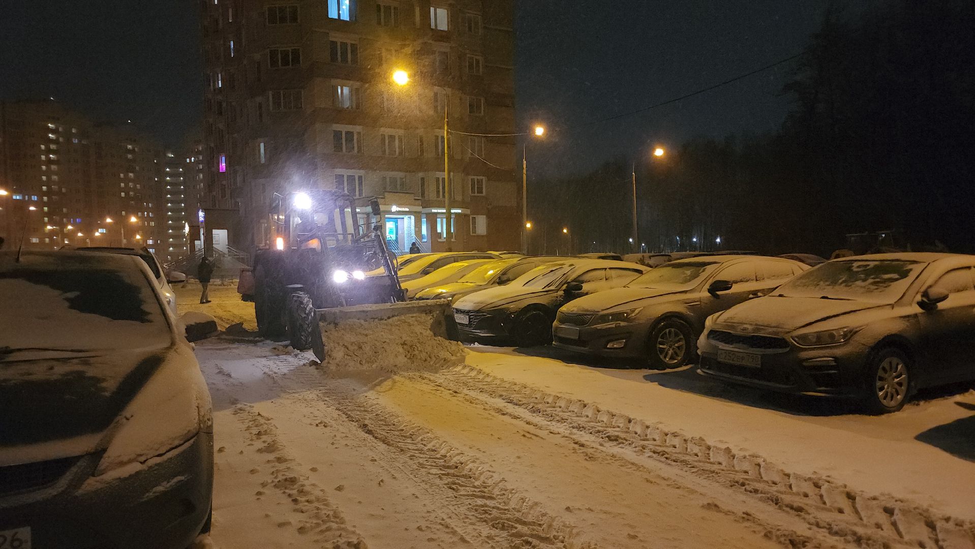 снег, снегопад, уборка, уборка снега, уборка снега трактором, тракторы, вертикалки,