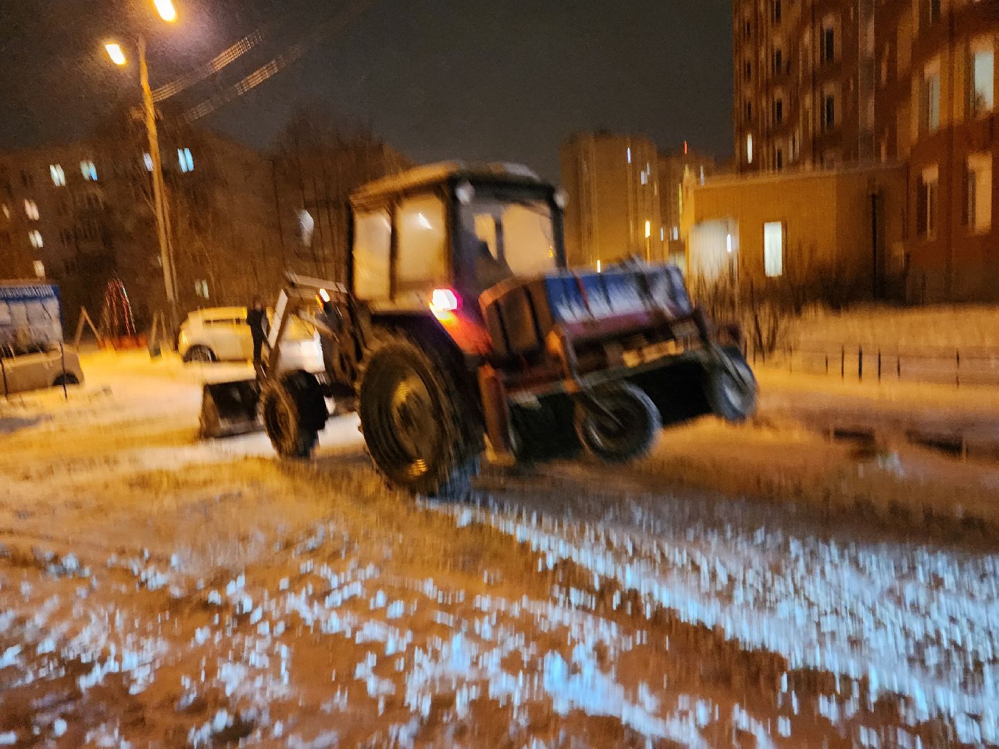 снег, снегопад, уборка, уборка снега, уборка снега трактором, тракторы, вертикалки,