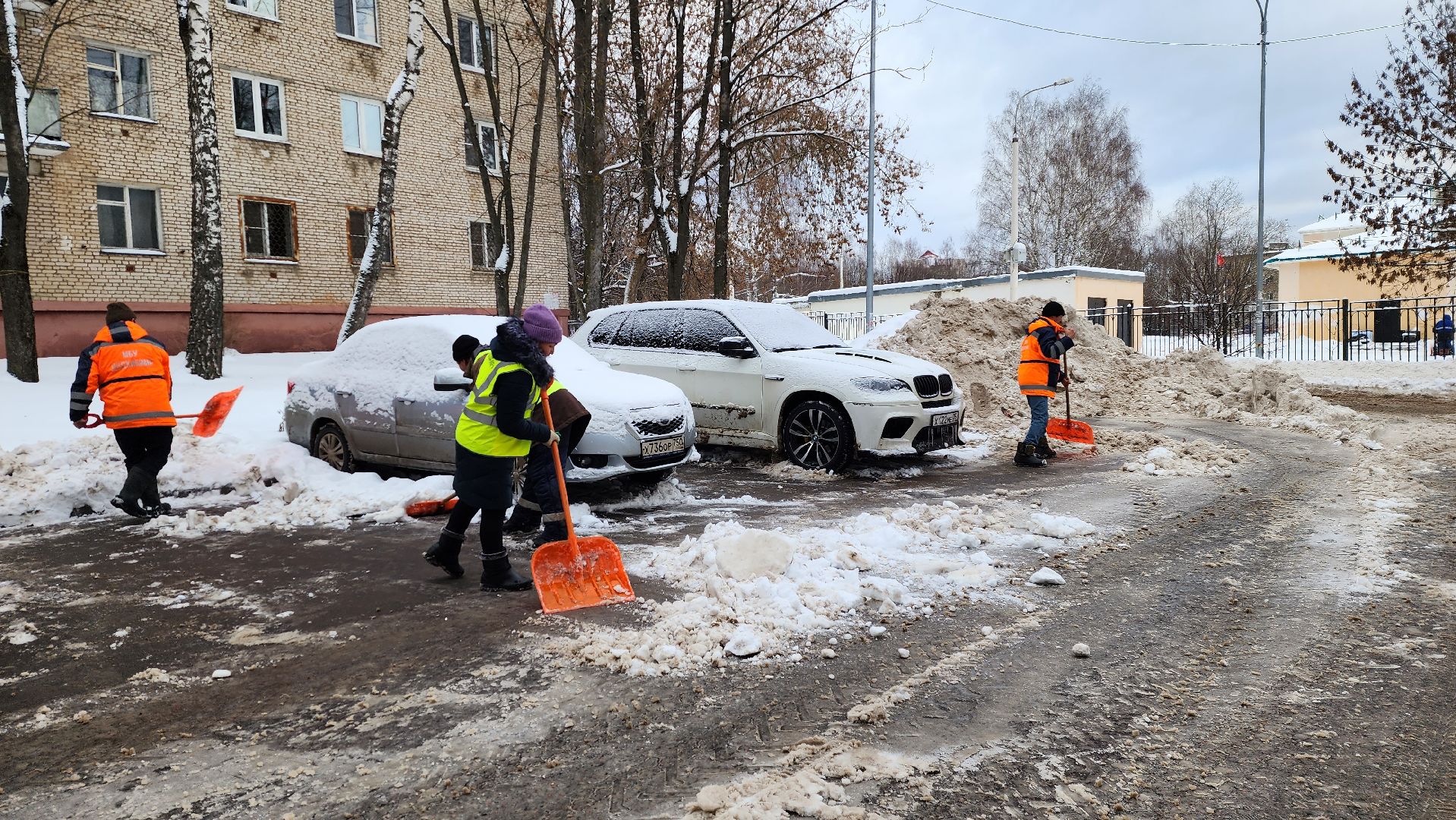 уборка снега и наледи, дворовые территории, истра, вывоз снега, вертикалки,