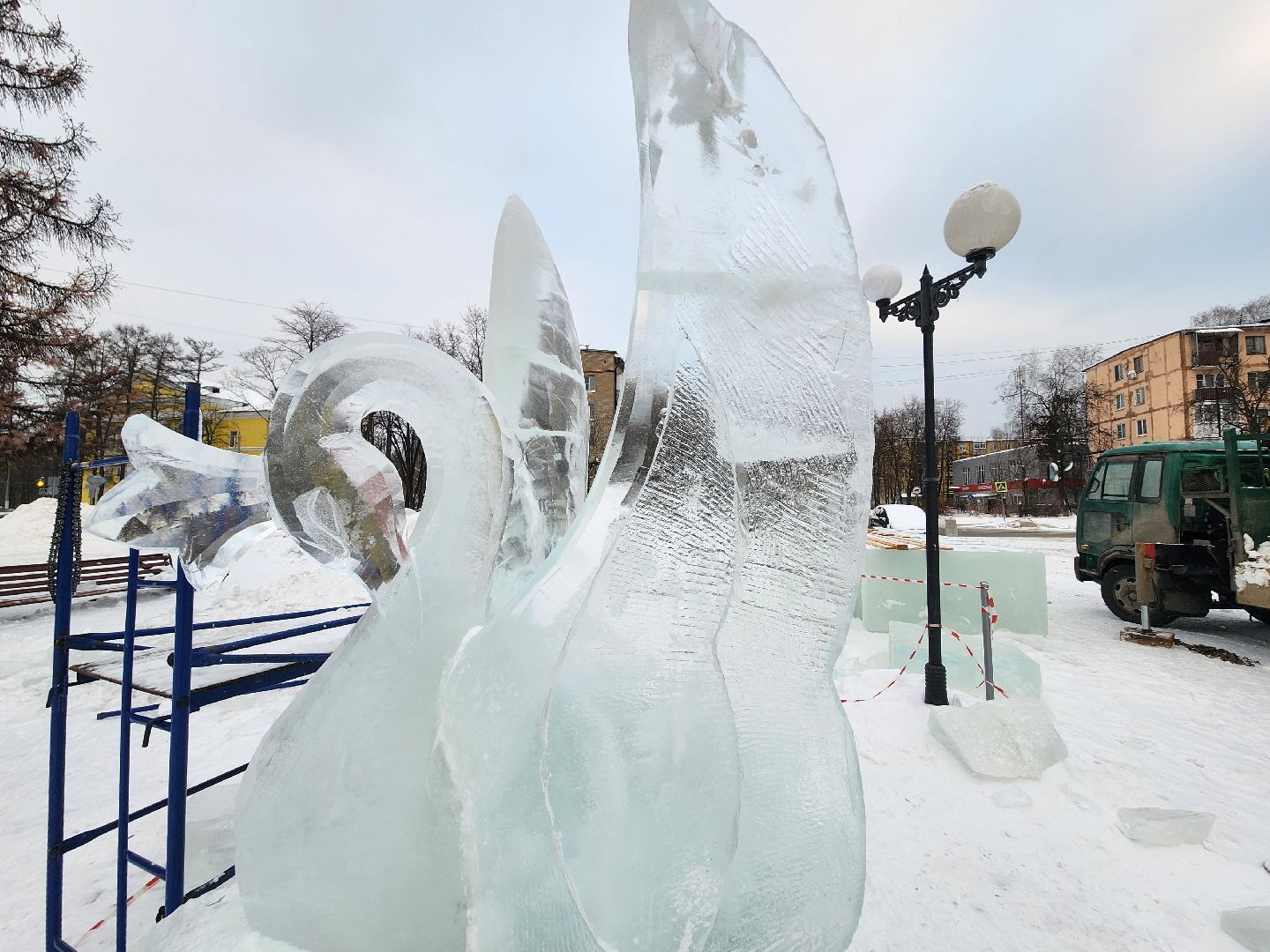 долгопрудный, площадь собина, ледяной городок, Скульптор Большаков, вертикалки,