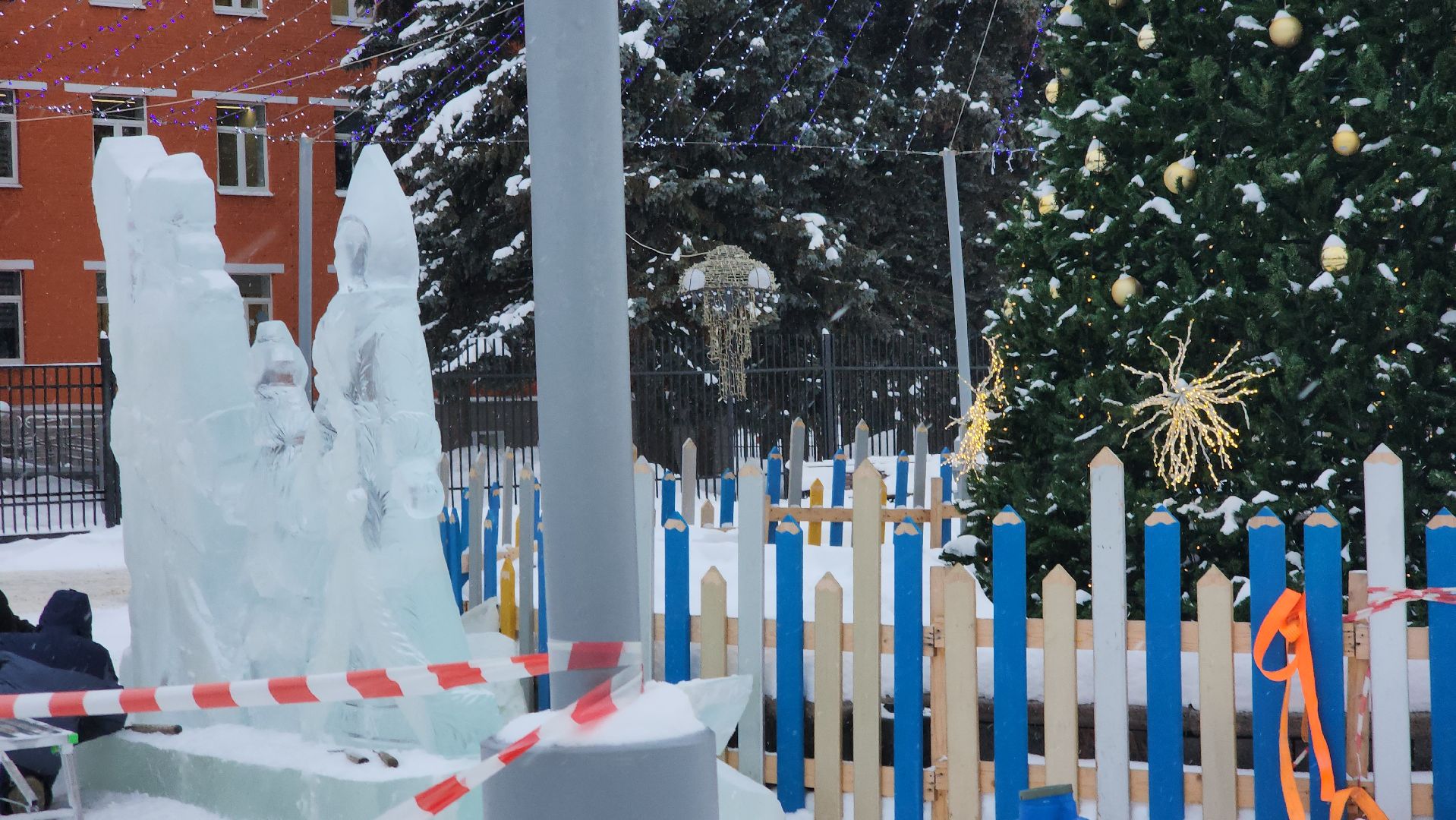 долгопрудный, площадь собина, ледяной городок, Скульптор Большаков, вертикалки,