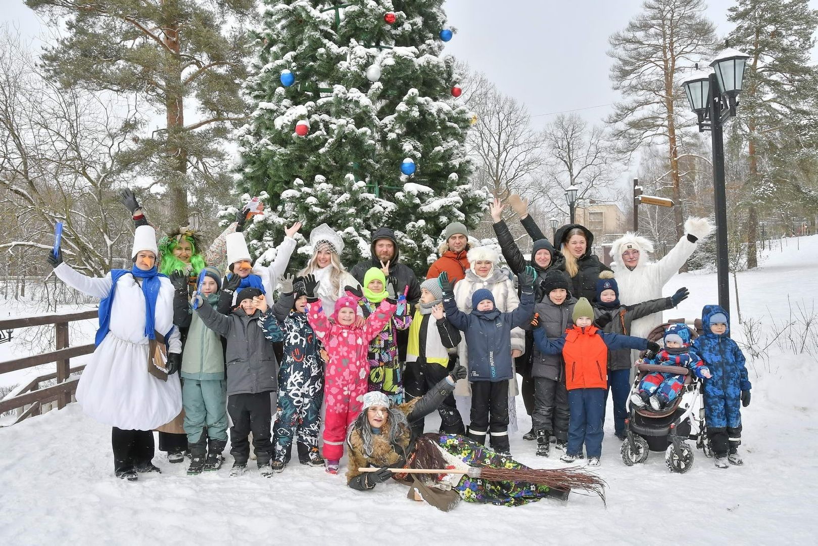 новый год, праздник во Власихе, елки во дворах, праздник для детей, новый 2025 год,