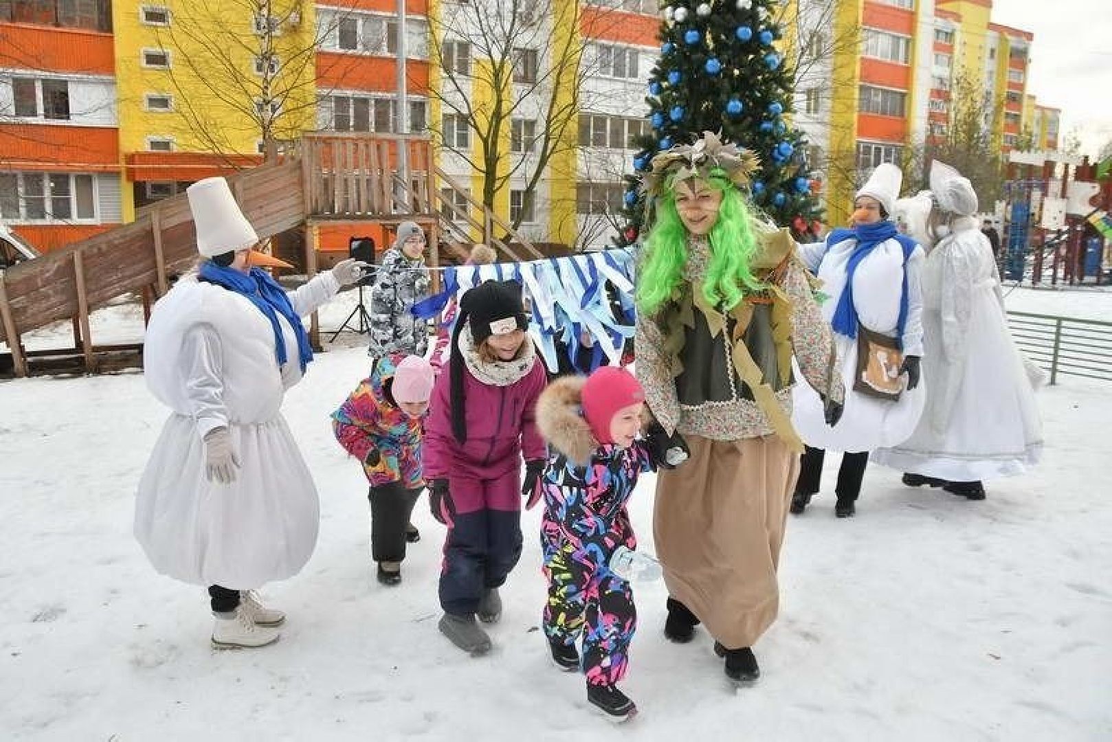 новый год, праздник во Власихе, елки во дворах, праздник для детей, новый 2025 год,